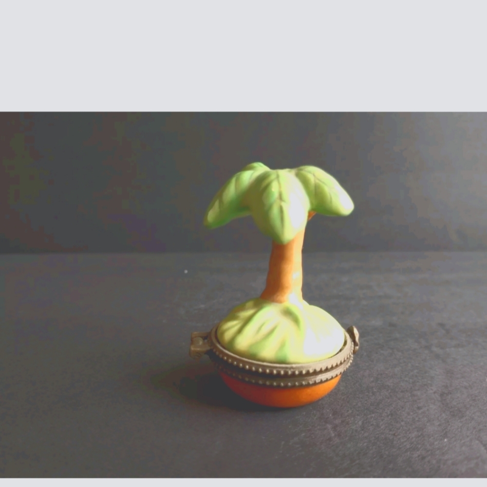 Vtg CBK Ltd. Porcelain Palm Tree with Coconut Painted Hinged Trinket Box 1997